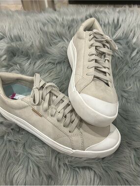 Dr. Scholl's Light Taupe Low-Top Lace-Up Sneakers